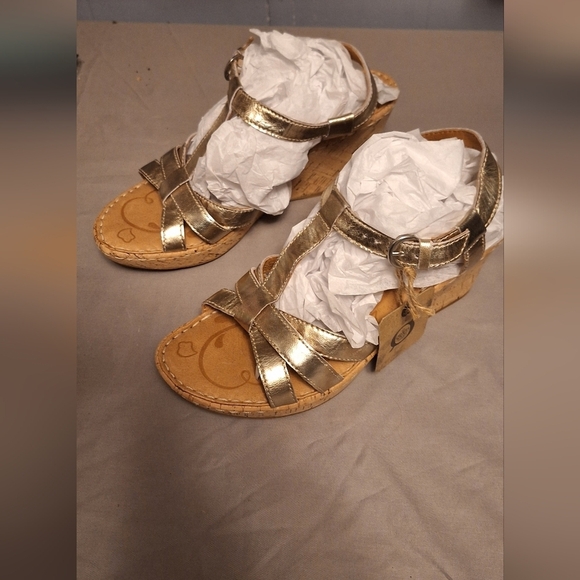 Born Metallic Gold Strappy Wedge Sandals Sz 9 Casual Summer NWT - Picture 3 of 8
